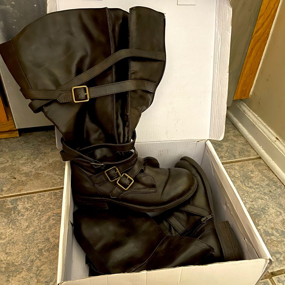Size 7.5 zip up rampage boots. Only worn maybe a handful of times.